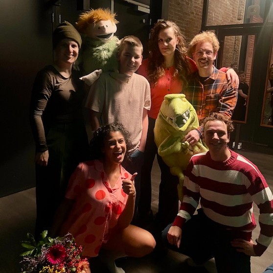 Nadat wij eerder al de 13-jarige Levi hadden verrast met een boek van De Gorgels, inclusief persoonlijke boodschap van  Jochem Myjer was hij zondag 15 december met zijn gezin aanwezig bij de première van de theatervoorstelling van De Gorgels. Foto: Levi en cast.