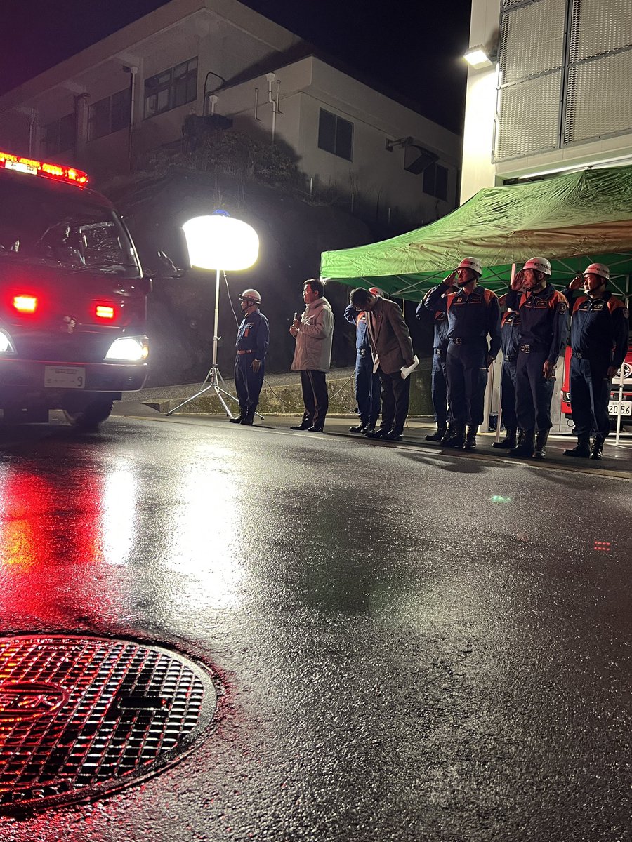 SnfdJoho's tweet photo. 歳末特別警戒に鯖江消防団 出発🚒
これから慌ただしくなる年末年始の時期を迎え、防火意識の高揚と火災予防の徹底を図るため、消防団による歳末の特別戒を実施していきます。
今夜は「鯖江消防団歳末特別警戒出発式」を行い消防団車にて各地区の巡回広報に出発していきました🚒 https://t.co/uQ1a57Fzss