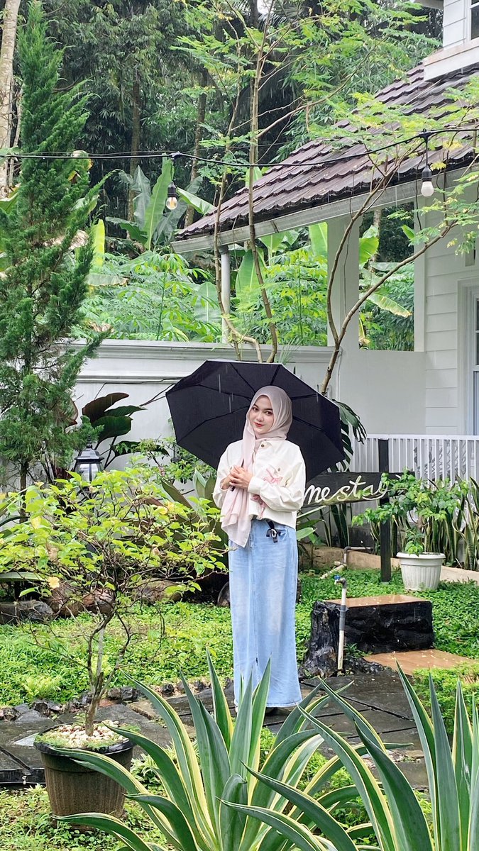 silvichynd's tweet photo. Outfit nongki super duper gemashh 🤍🎀🌸💖
Baju : https://t.co/ewIKUVlxi7
Jilbab warna creamy : https://t.co/1ig5EDCM87 
Rok jeans : https://t.co/FSZinPHL7j https://t.co/I9MHIqUrvo