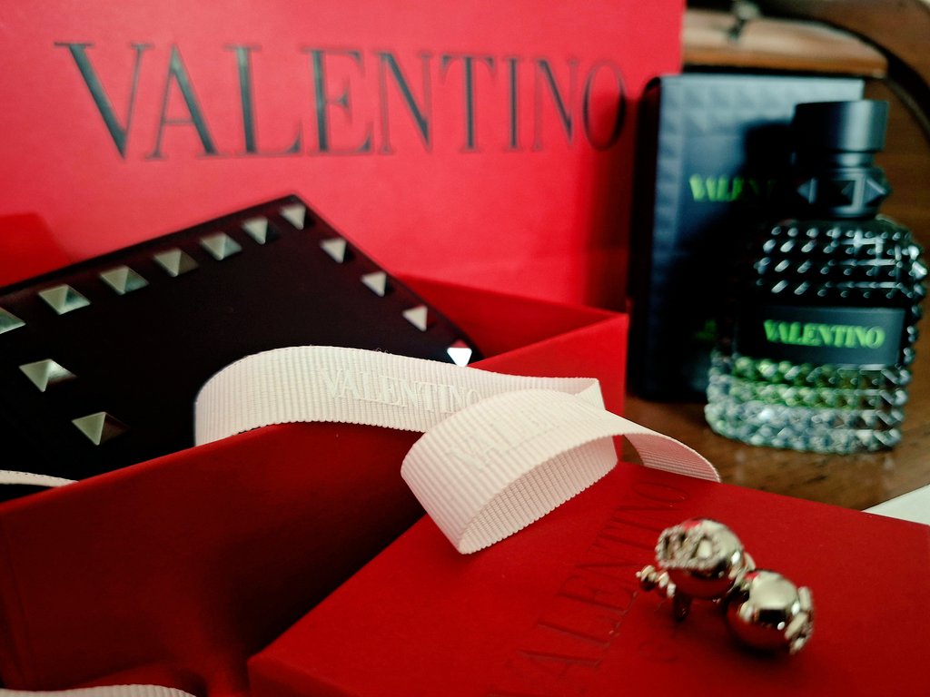 yoonmaiD39blue's tweet photo. 久々のValentino。
黄味が強いゴールドは肌に馴染まない気がし手に取る回数が少ない。
シルバーのピアス欲しさに訪れ気付けばあれこれと。
好みの変化はユンギさんの影響を強く感じる。
D-DAY in Seoul着用タイに感激。
着けずとも記念にと提案されるもその勇気は出ず。
少し未練。
#SUGAxValentino https://t.co/gjr60ck3Fp