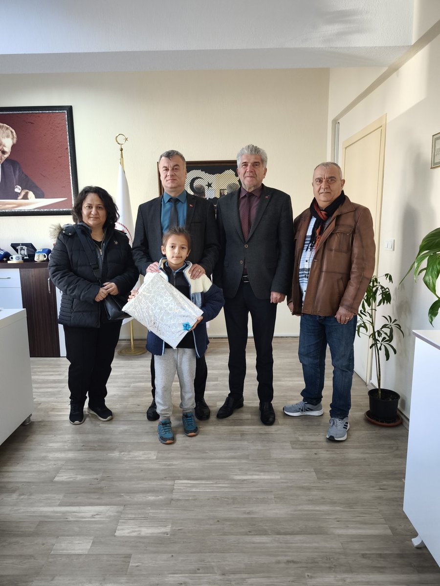 Dilimizin Zenginlikleri Projesinde Didim 1. ve Aydın İl 2. si olan Öğrencimiz İl ve İlçe Müdürümüz den Ödül ve başarı belgesini aldı.