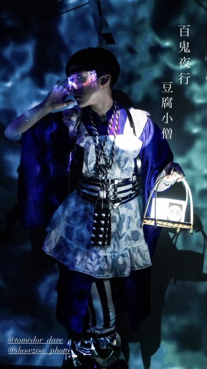 Tomedo_dare's tweet photo. 【妖怪インスパイア衣装】

⬜️◻️エレクトリカル豆腐小僧◻️⬜️

企画・美術：@Showtarrow1 
📸：@a_azalion (美術制作もありがとうございます🥹)

#撮影会型パフォーマンスイベントSHOW像　#妖怪　#豆腐小僧 https://t.co/3owZB34kz9