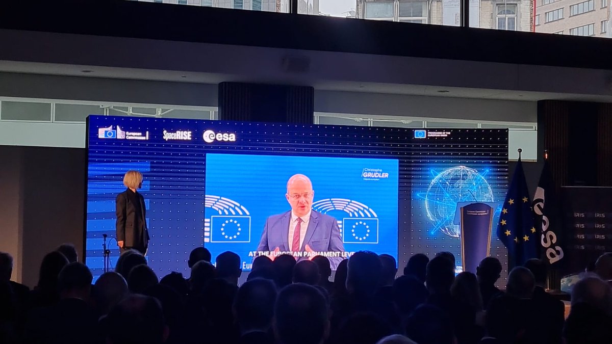 GrudlerCh's tweet photo. C'est fait : les contrats sont signés pour les nouveaux satellites européens IRIS² ! ✍️🛰️

Fier d'avoir négocié pour le Parlement européen 🇪🇺 ce programme majeur, qui évitera que nous soyons dépendants d'autres puissances pour notre internet par satellite. https://t.co/wUeEBPEr34