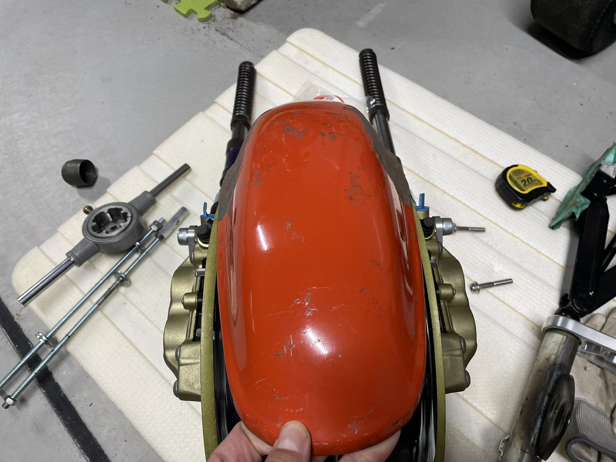 フロントフェンダー加工
昨日だけど、

キャリパーにフェンダーステーが当たるのでシャリーのフェンダーを使用します
ステーの除去と窪んでるところをフラットに加工
男の下手くそ叩き出し👍