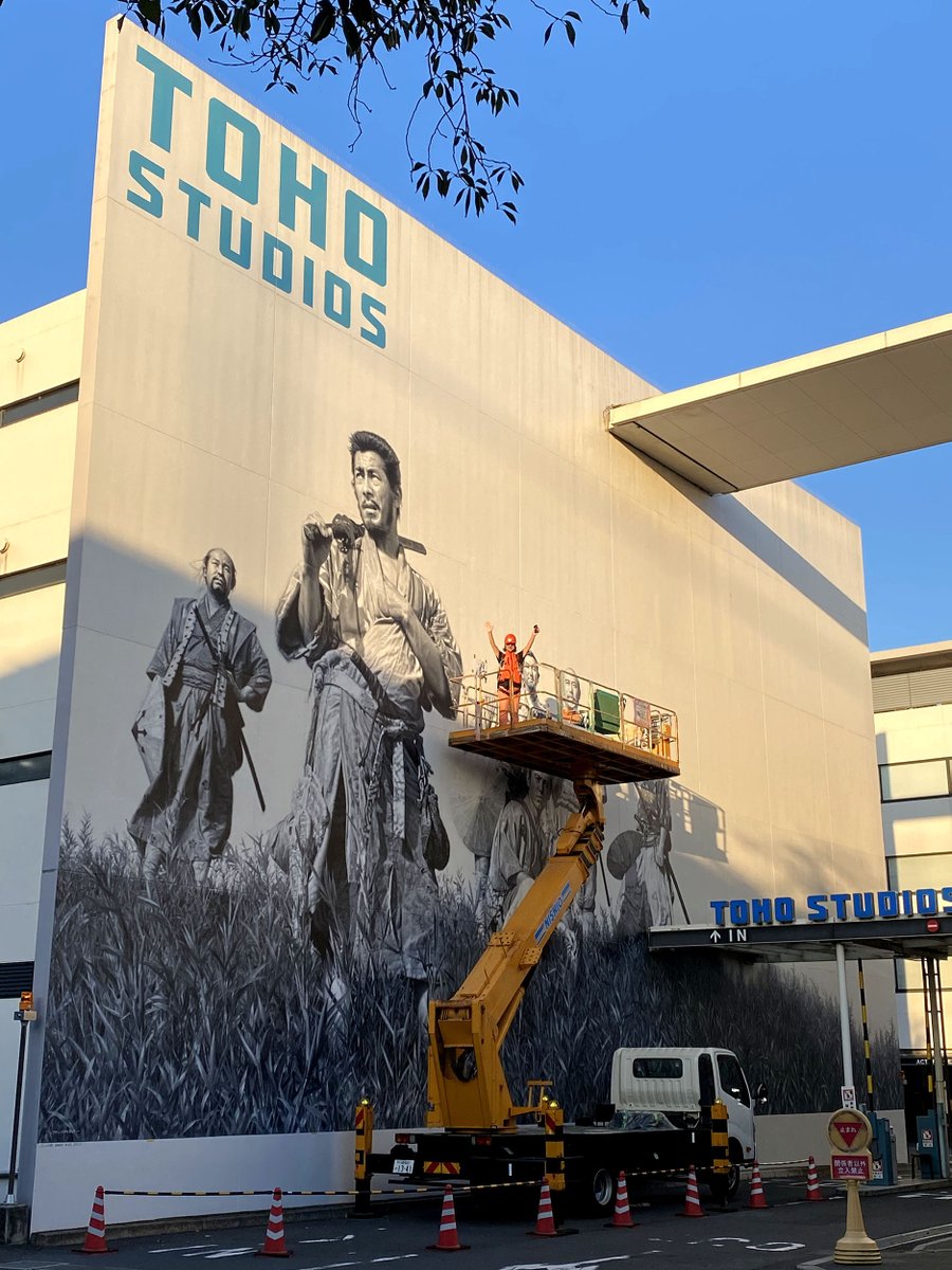 m_hanawa_'s tweet image. 東宝スタジオ『七人の侍』壁画は2007年に制作しました。全て手描き。

今回、17年の年月を経た塗膜のダメージを補修し、全面をリペイントしました。新たに描き起こしたそれぞれの顔の表情、服の皺、26mに及ぶ草の表現は17年前よりも気に入っています。

ピカピカになった壁画を成城で観てみて下さい。