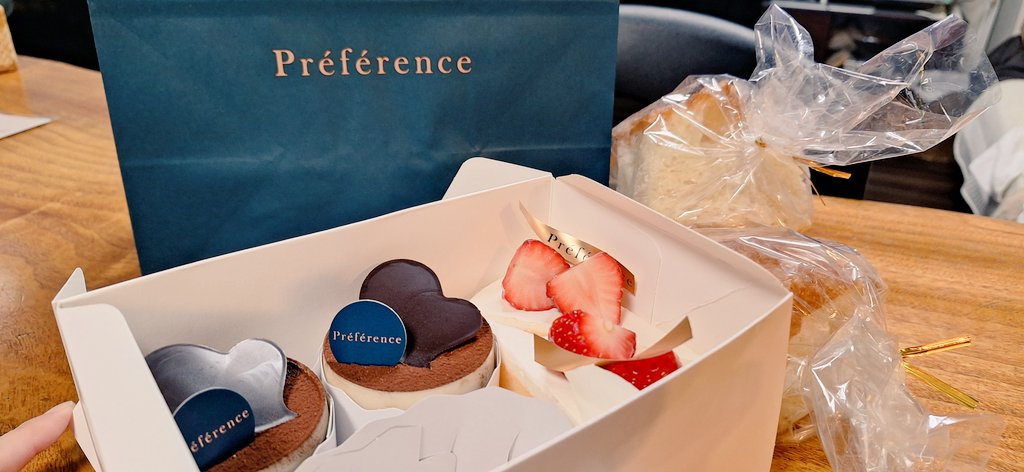 xUur8Arwr97504's tweet image. 長女の誕生日ですが、さすが大学生😆友達と食事して帰るということでお祝は後日…
Preferenceのケーキを買って帰宅しました✨バラバラの帰宅なので切らなくて済むPieceで🍰
#Preference