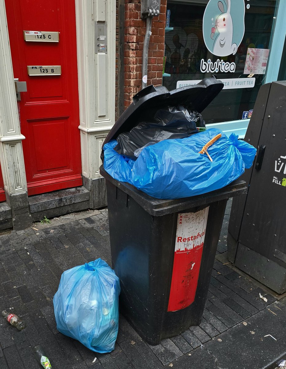 MarcelDellebeke's tweet photo. nog steeds: #uitbaters die elke nacht (mag pas na 07u) hun OPEN #bedrijfsafval-kliko's in de #openbareruimte dumpen
#ongediertecultivering
#Gemeente #Amsterdam weet al láng dat de meeste #ondernemers hun #afval te vroeg - vaak 's avonds al - buiten zetten maar 🙈🙉🙊🤷♂️
#dumpzone https://t.co/3UcbZP2tJU
