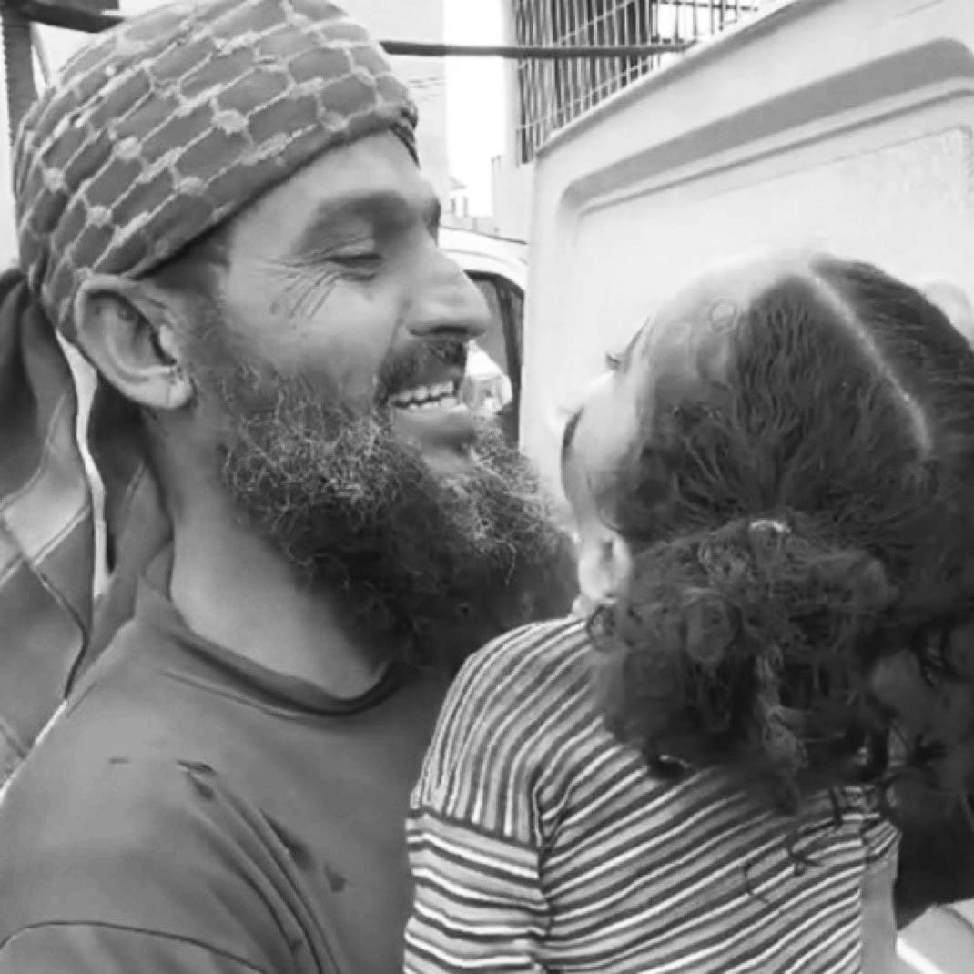 إنا لله وإنا إليه راجعون

"Allah yolunda öldürülenleri sakın ölü zannetme! Aksine onlar diridirler ve Rableri yanında rızıklanmaktadırlar."* 
Â'li İmran, 169

Halid Nabhan zalimler tarafından şehid edildi. Rabbimiz makamını âli kılsın
Şehit olduğuna Şahidiz Ya Rab

#HalidNebhan