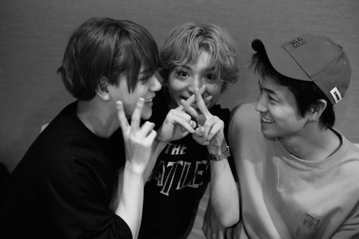 fantastics_fext's tweet photo. もうすぐ写真集発売ということで

草津温泉に一泊二日した
レヤ氏、ケト氏、ソタ氏の
撮影終わり、みんなで呑んでワイワイ。
良すぎるオフショットたちを大公開。

4コマ見てください。

#ケト氏強すぎ
#弾き飛ばされた2人

「DAY OFF」 
12月20日発売✨

#DAYOFF 

そた https://t.co/N6jwPSSmJu