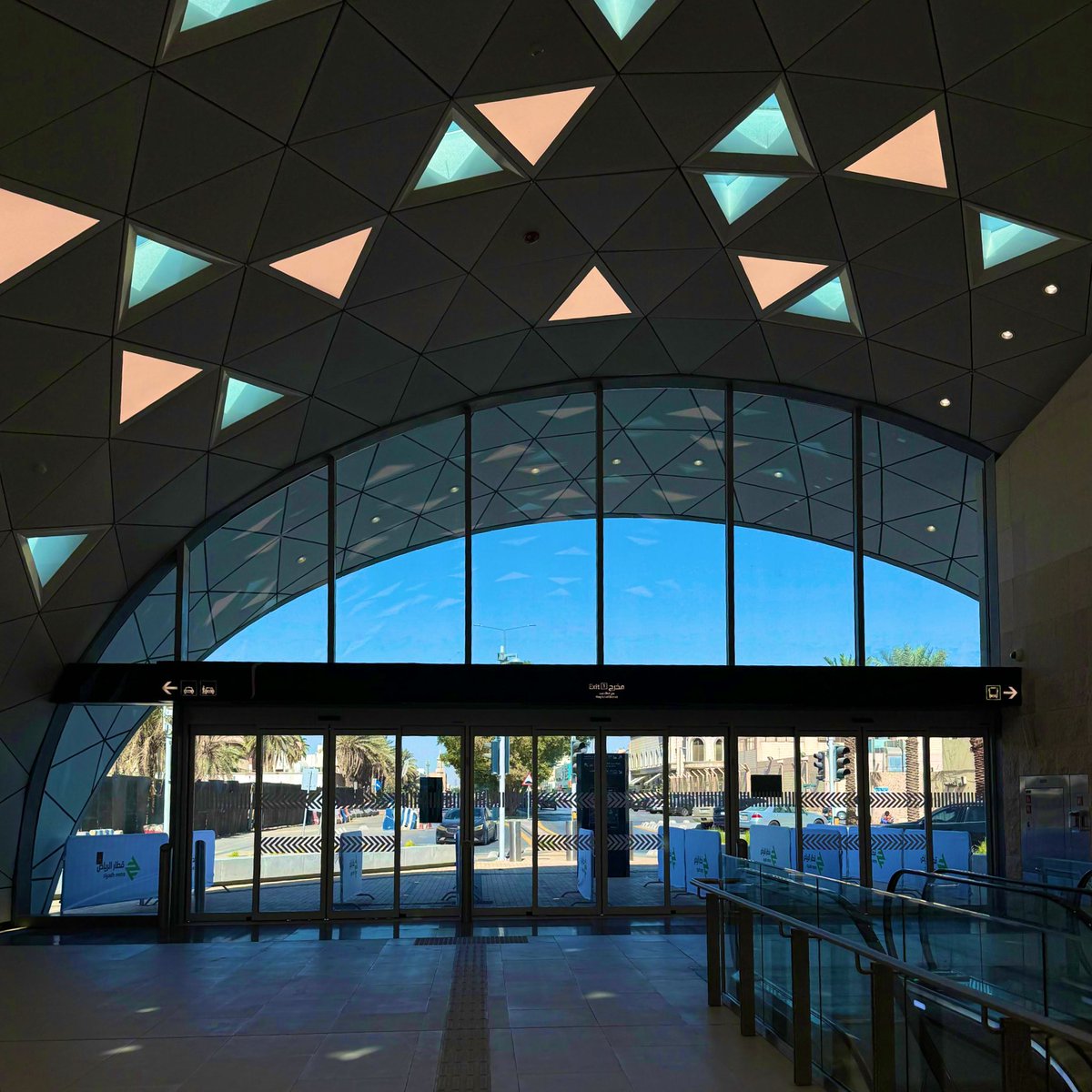 رحلة رائعة!!
مشروع يجسد رؤية المستقبل ومدروس في أدق وأدنى تفاصيله، خصوصًا في ثبات وانسيابية حركة المترو🚝
تجربة تلخص ما يعنيه الابتكار الهندسي لخدمة الحياة اليومية🩷
#قطار_الرياض #جامعة_الملك_سعود