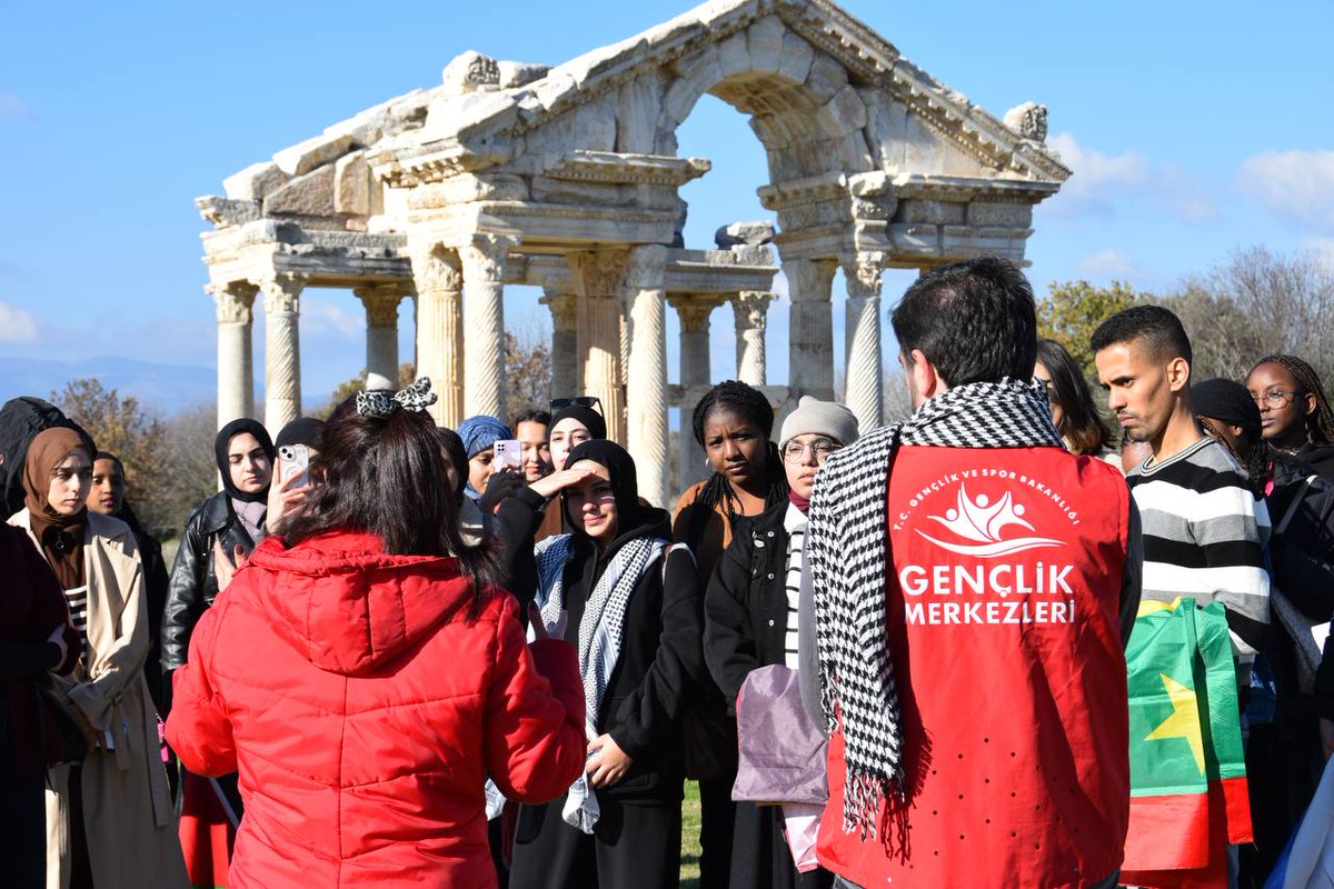 GSB_AydinGM's tweet photo. Aydın Adnan Menderes Üniversitesi Uluslararası Öğrenci Topluluğu üyesi  15 farklı ülkeden gelen gençlerimizle birlikte, Afrodisias Antik Kenti ziyareti gerçekleştirdik. #GençlikMerkezleri https://t.co/0DVzDIXjDu