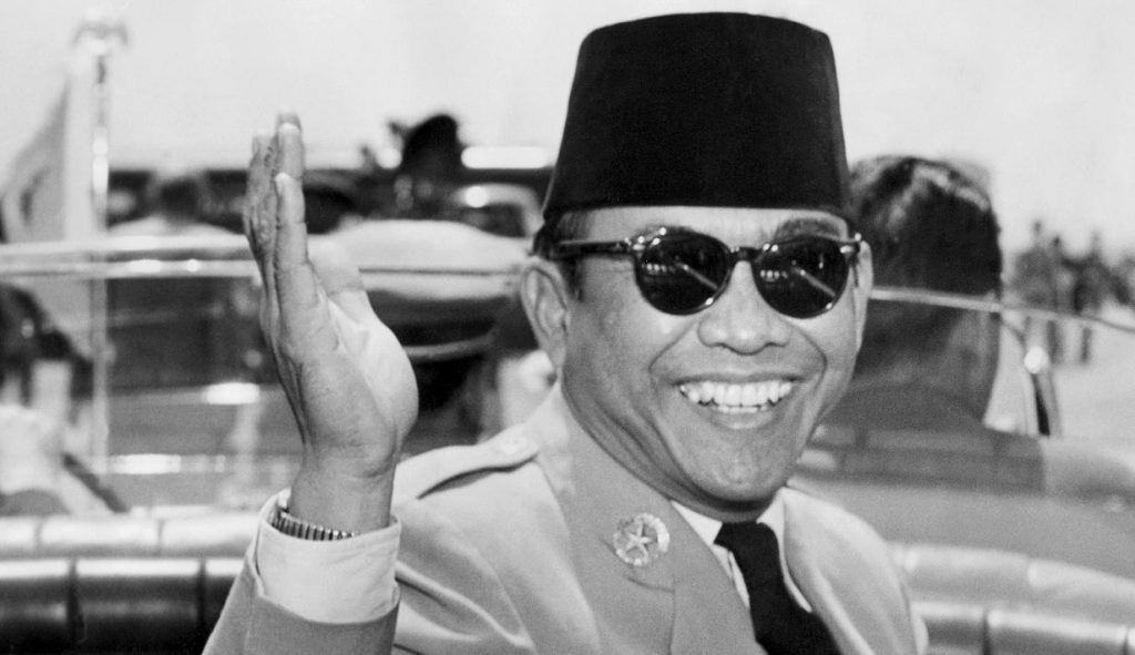 romestatute's tweet image. Karena banyak yang tertarik, gua mau coba bikin breakdown outfit dari Soekarno.

Menurut gua, Soekarno ini salah satu tokoh yang punya sense of fashion yang ciamik.

✨Sebuah utas✨