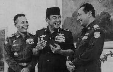 romestatute's tweet photo. Di sini terlihat Soekarno pake seragam mirip PDU (pakaian dinas upacara).

Terlepas dari badan dia ga sebagus waktu muda dulu, dia tetep keliatan gagah karena the suit made his body looks firm:

1. Shoulder padding
2. Layering https://t.co/uBsjDEQAyy