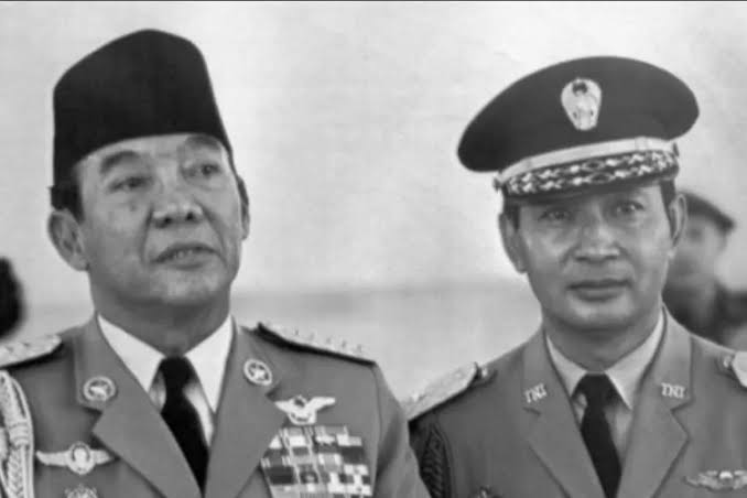 romestatute's tweet photo. Di sini terlihat Soekarno pake seragam mirip PDU (pakaian dinas upacara).

Terlepas dari badan dia ga sebagus waktu muda dulu, dia tetep keliatan gagah karena the suit made his body looks firm:

1. Shoulder padding
2. Layering https://t.co/uBsjDEQAyy