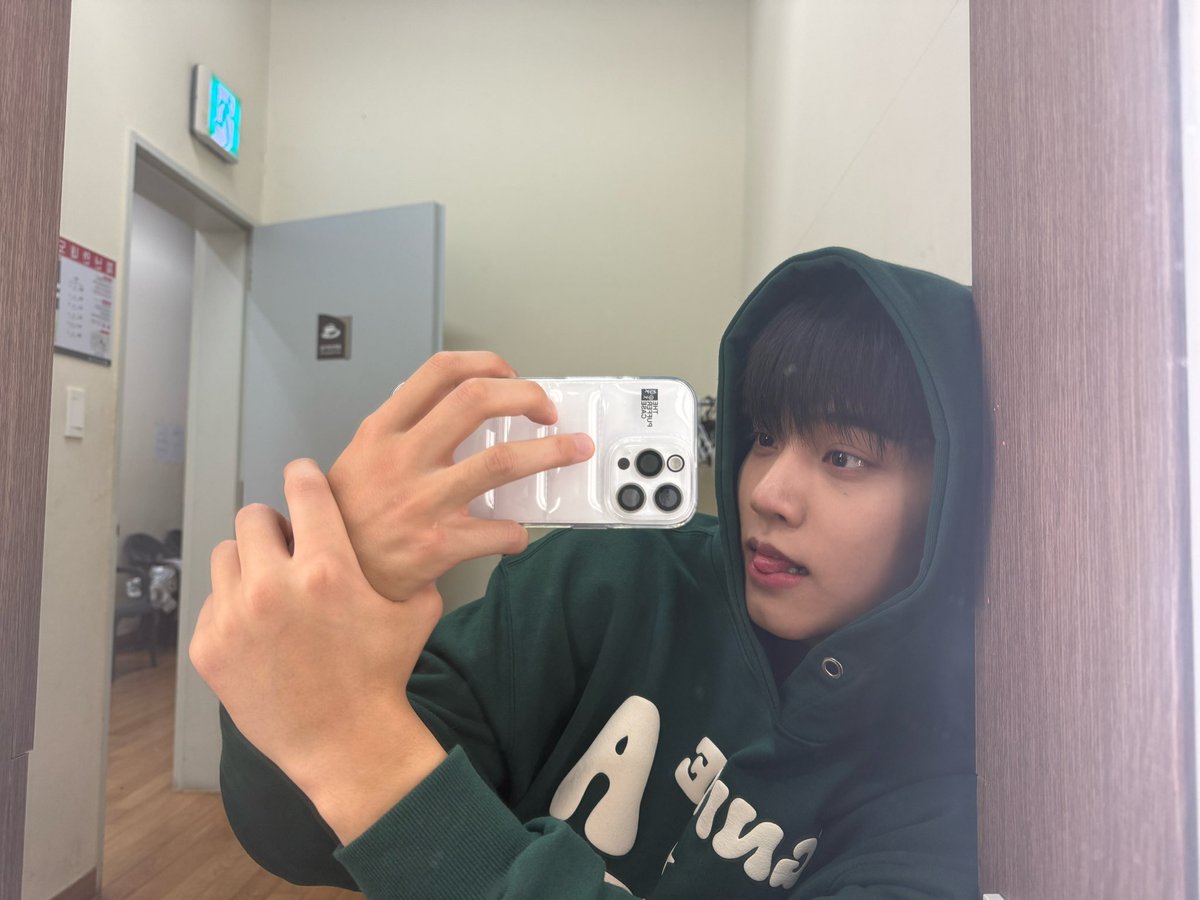 OmegaX_members's tweet photo. [#OX]

화이트 크리스마스 주세여

#OMEGA_X #오메가엑스 
#혁 #HYUK https://t.co/GKjVbJ9TIZ