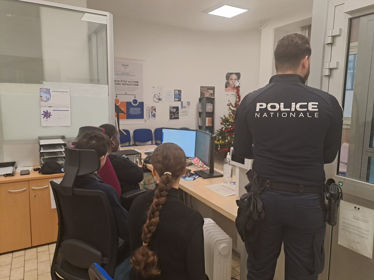 PoliceClamart's tweet photo. [#Stage3ème]

Cette semaine, nous accueillons deux stagiaires de 3ème qui découvrent les coulisses du commissariat de #Clamart. Bienvenue dans l'équipe !

#Stage3e #Découverte #Police https://t.co/smyi1Yj3PL