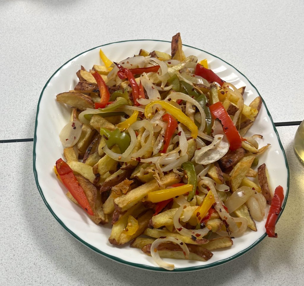 IqraPrimaryA's tweet photo. Flashback to last Thursday and our @ChallengePartnr QAR reviewers enjoying the lunch made by Y6 as part of their learning about Empire. #primarystem #primaryfoodtech #QAR https://t.co/4jM2c5i6x1
