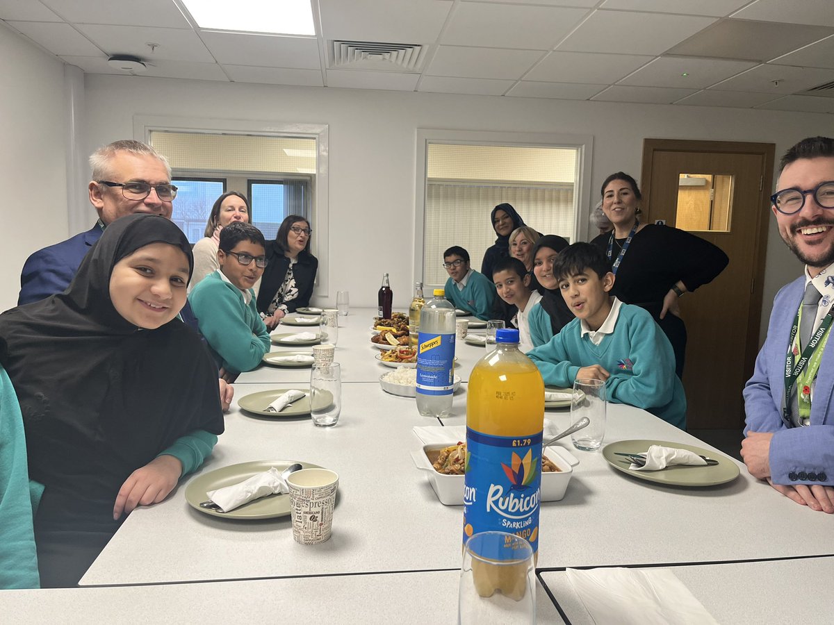 IqraPrimaryA's tweet photo. Flashback to last Thursday and our @ChallengePartnr QAR reviewers enjoying the lunch made by Y6 as part of their learning about Empire. #primarystem #primaryfoodtech #QAR https://t.co/4jM2c5i6x1