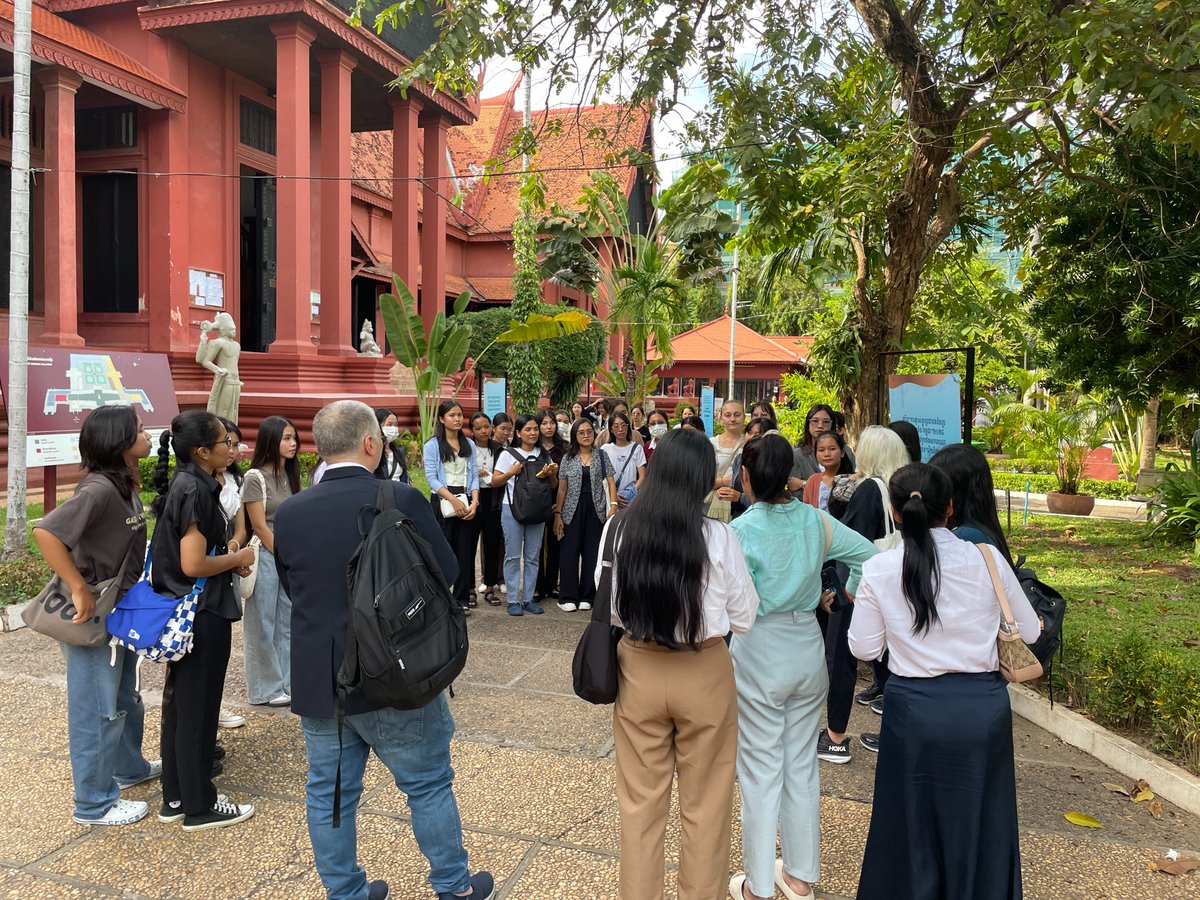 3 Harpswell students recently joined a training led by museum specialist Chris Begley in partnership with the US Embassy. Students worked with the repatriation team from Edenbridge Asia and National Museum staff to learn about best practices in artifact displays and storytelling.