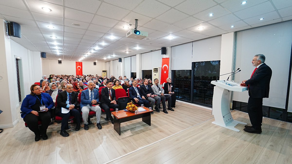 meb_dinogretimi's tweet photo. 📌 Genel Müdürlüğümüz Öğretim Programları ve Materyalleri Daire Başkanlığı tarafından Mersin Hizmet İçi Eğitim Enstitüsünde düzenlenen “Türkiye Yüzyılı Maarif Modeli Program Okuryazarlığı Kursu”, Daire Başkanımız Hasan Özarslan’ın açış konuşmasıyla başladı. https://t.co/Ekeb9d6QwO