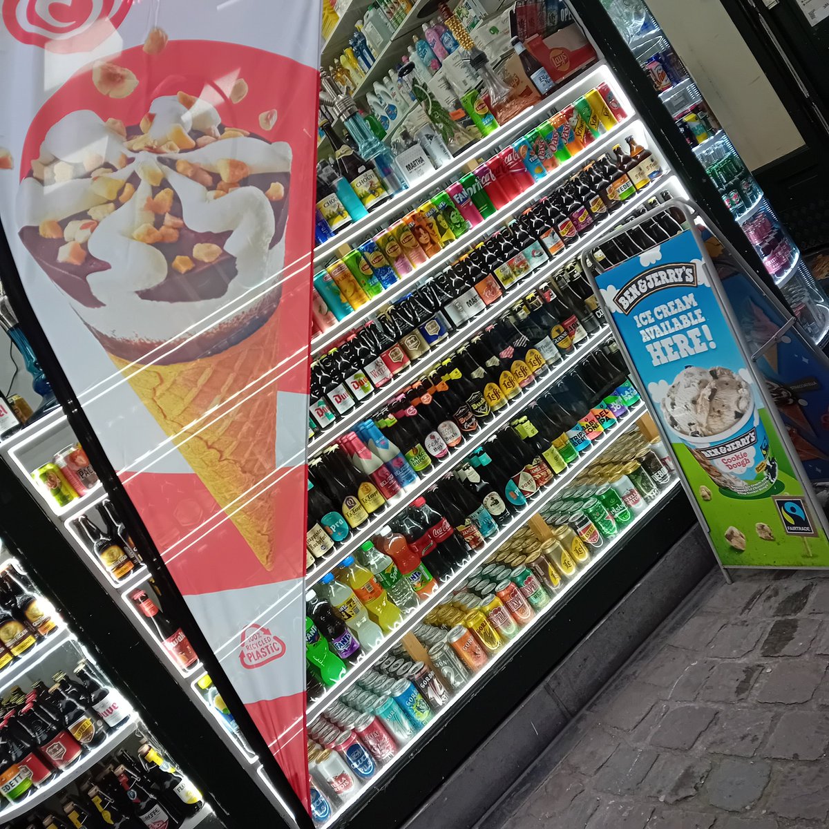 RajaonsonMahefa's tweet photo. #Christmas2024 
Picture of shop in #Bruxelles.
No drinking  of too much alkohol... and  detox and  respect pause between  xmas 🎄 and new year's  eve🎉🎉 https://t.co/PWuaH17ooQ