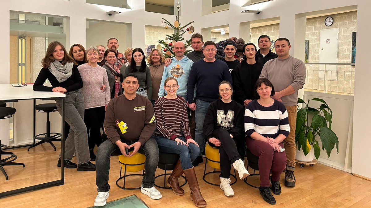 vhsrt's tweet photo. 🎄 Vielen Dank https://t.co/eKkSFf2eqs für die Spende unseres schönen Weihnachtsbaums! Er steht nun im Haus der #Volkshochschule, im Turm, 2.  OG. Dort wartet auch ein mit Smart-Board, neuem Arbeitsbereich und  gemütlichen Möbeln ausgestatteter #Coworking-Space auf euch.

#vhsrt https://t.co/vbIJwJmq1y