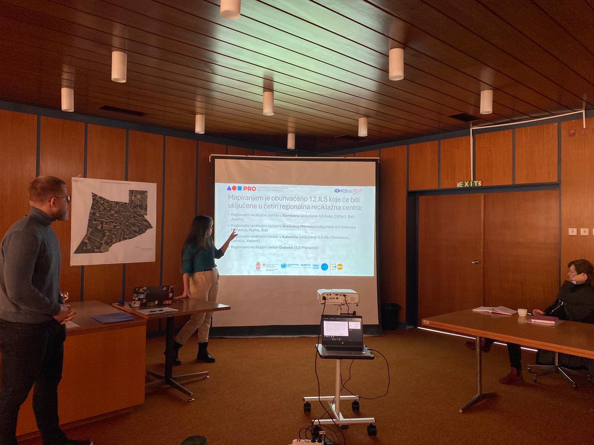 CentarOnline's tweet image. ♻️ U Sremskoj Mitrovici sa predstavnicima gradova i opština - jačanje kapaciteta za podršku i unapređenje životnih uslova neformalnih sakupljača otpada

🇺🇳🇨🇭🇷🇸 Zajednički UN program „PRO - Lokalno upravljanje za ljude i prirodu“, uz podršku Vlade Švajcarske #programpro