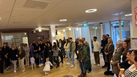 In het voormalig Rabobankgebouw wonen nu tijdelijk Oekraïense vluchtelingen. Omwonenden en ondernemers uit de buurt hebben zaterdag kennis gemaakt met hun nieuwe buren tijdens de housewarming. Het was een gezellige ochtend met Oekraïense lekkernijen, muziek en mooie ontmoetingen.