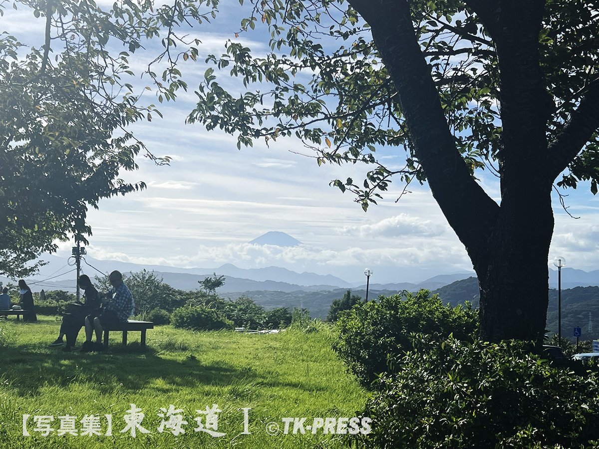 prophotojp's tweet photo. Phoneで撮る旧東海道57次  平塚 高麗山
広重の画にも描かれたこんもりしたこの山
標高170ｍの山頂からは、伊豆半島から富士まで見渡せます… 
【写真集】東海道   https://t.co/HFgLYqCD29……………………   
#東海道五十七次 #旧東海道 #平塚 #高麗山 #伊豆半島 #富士 #写真集 #iPhone #TKPRESS https://t.co/ntdrpCUYPS