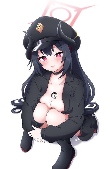 「あはっ、今日もたくさんネタが撮れましたね、先生!」 