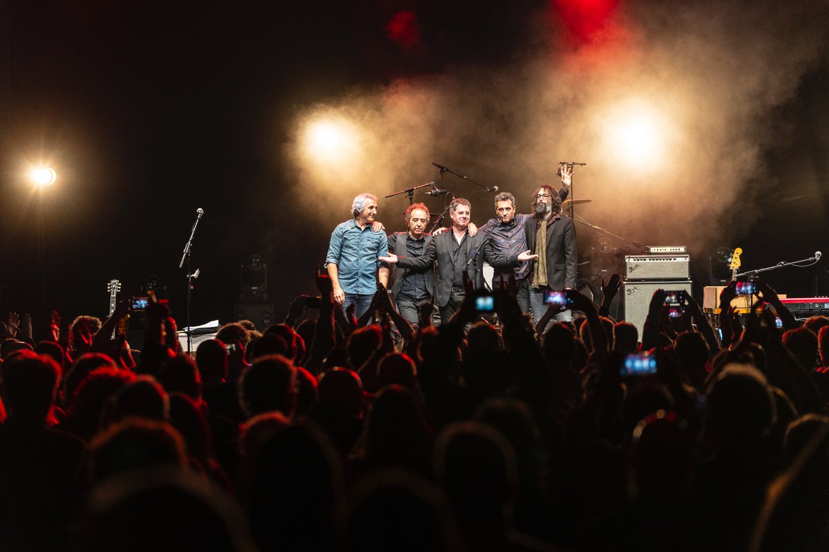 Al salir al escenario del Teatro CajaGranada supe que las noches del 13 y 14 de diciembre quedarían marcadas a fuego en mi memoria. Público, músicos, técnicos… todos conjurados para que la celebración de los 25 años de mi carrera en solitario fuera algo inolvidable. Gracias.