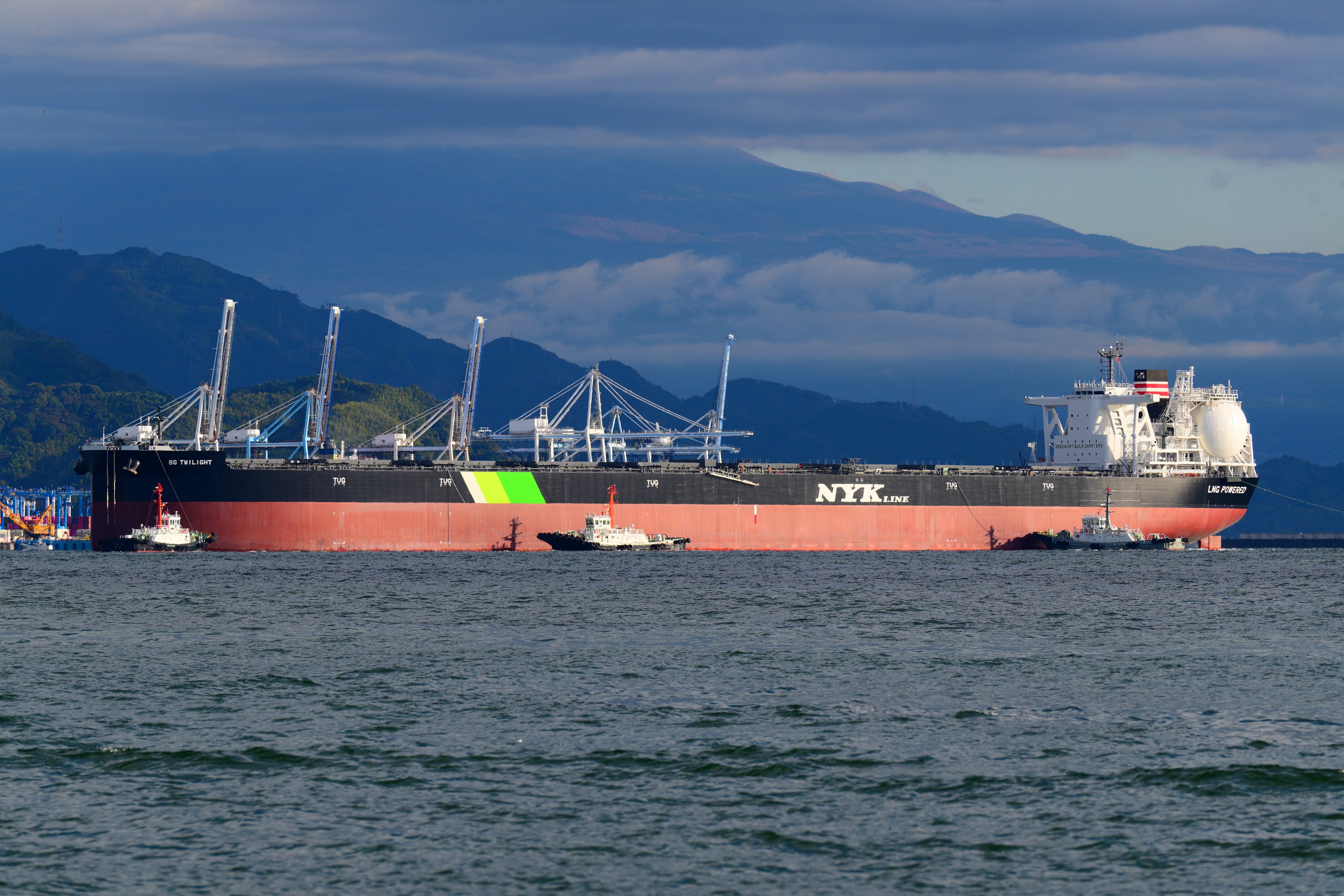 ※トミ※舟盛り 東京湾の風景 商船三井のばら積み船「AKATSUKI｣(暁) | kazuhi49