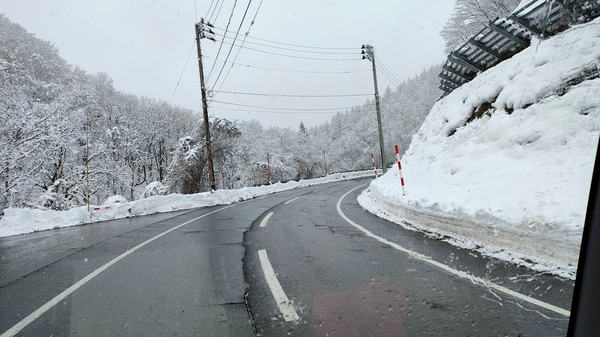 LeoDEveryDay's tweet photo. 宮城から山形に進むにつれて、ヤバくなっていく山道…
#国道347号 #R347 #鍋越峠 https://t.co/q5GQ7arDhJ