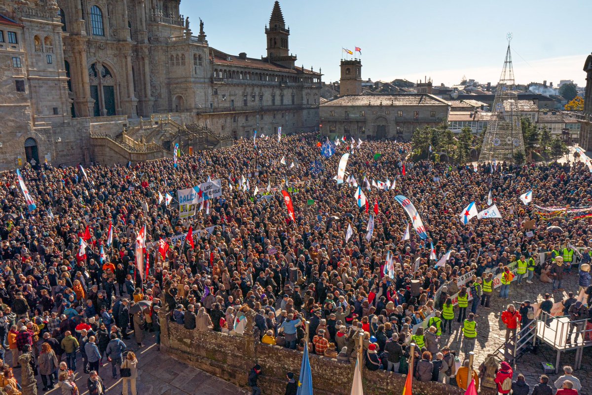 Histórica movilización del pueblo gallego ayer contra la instalación de la megafábrica de celulosa de la multinacional Altri. Esta manifestación debería abrir todas las portadas de prensa y los telediarios.