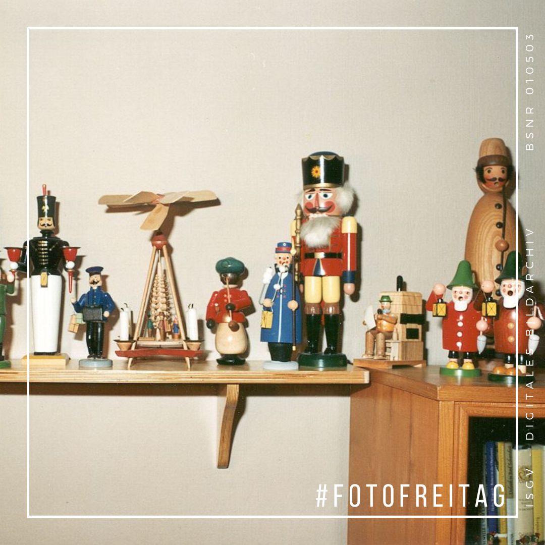 Heute ist nicht nur #Fotofreitag, sondern auch #Winteranfang. Zur Adventszeit darf Erzgebirgische Holzkunst nicht fehlen, hier in einer Wohnstube in Arnsdorf im Jahr 1995.