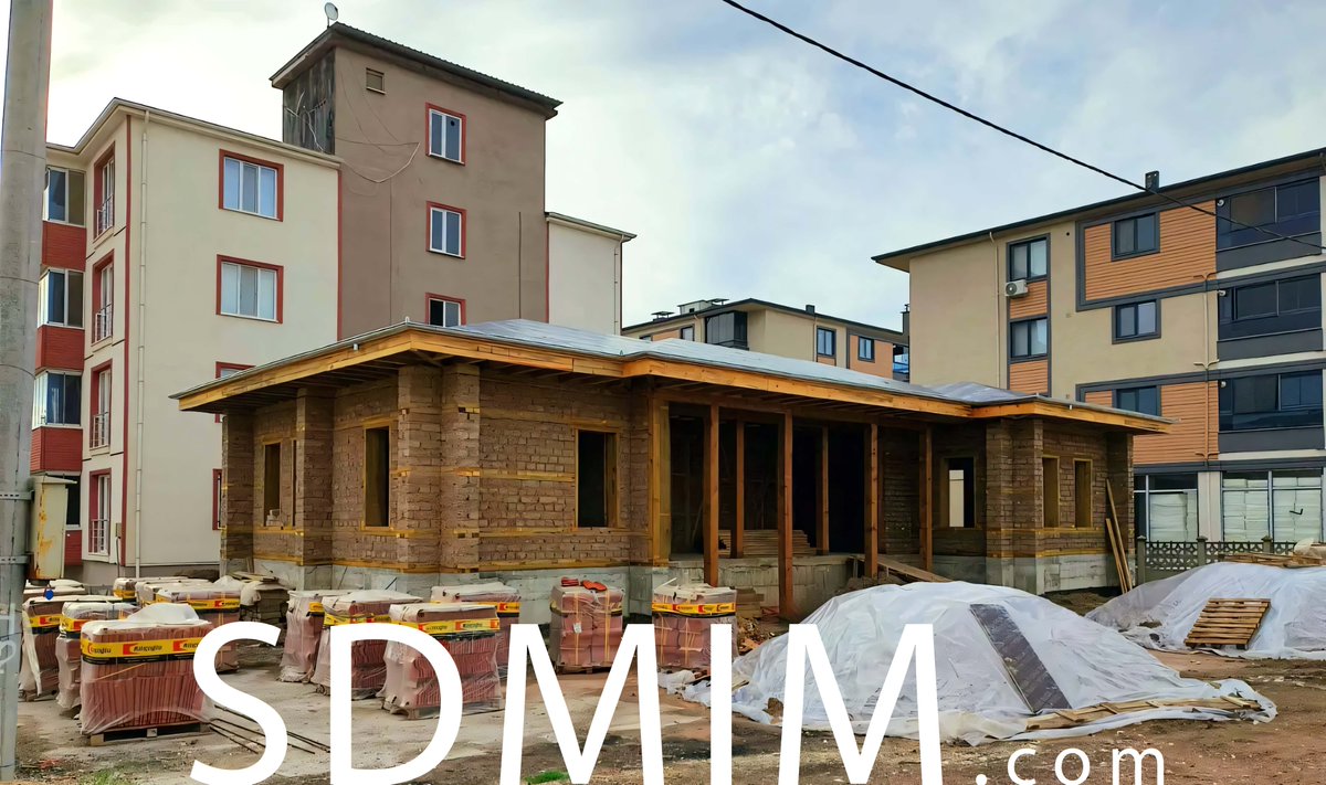 Apartman yapmayı da, "banyonuza fuşya fayans gider" diye post atmayı da, hiç sorun yokmuş gibi davranmayı da iyi bilirim. Ama şehirler, mimari nasıl dönüşür diye yıllardır çalışıyorum. Sıfır destek ile bu kadar yapabildim. Her şeyin haber olduğu ülkede kimse şunu sormadı 👇