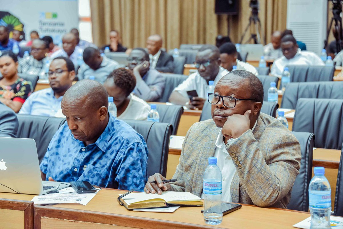 Waziri wa Nchi Ofisi ya Rais, Mhe. Prof. Kitila Mkumbo, leo amekutana na wahariri na wamiliki wa vyombo vya habari katika Ukumbi wa Mikutano wa JNICC, kwa ajili ya kujadili na kuhakiki Rasimu ya Dira ya Taifa ya Maendeleo 2050. Mkutano huo, uliofanyika tarehe 16 Desemba 2050.