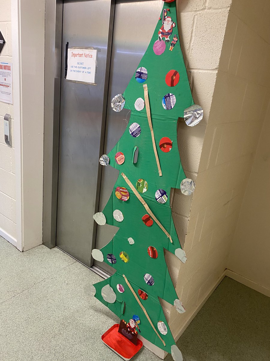 Making Christmas fun, eco friendly and cost effective 🎄🎅🧑‍🎄🎄

Today we made our own Christmas tree 🎄 using recycled materials. 
Reducing waste 
Repurposing items 
Reducing costs 

Merry Christmas 🎄 all from Innovate 
@ecoschoolfran 
@youth4u1