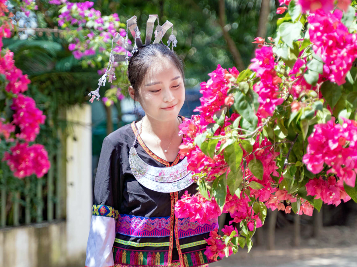 🚴🌈Enjoy a leisurely #bike ride along a 12-kilometer greenway to explore the memories of the Li people at the #Xili Ethnic Cultural Exhibition Hall. 
☕️🍓Afterward, savor a cup of #coffee and indulge in some #fruit-picking fun or stay at a charming guesthouse.
🥰🥰Come and embark on your cultural #journey in Xili Village, #Ledong!

#CulturalLeDong #Hainan #TravelinChina #CulturalHeritage（photo credit：小岛城事)