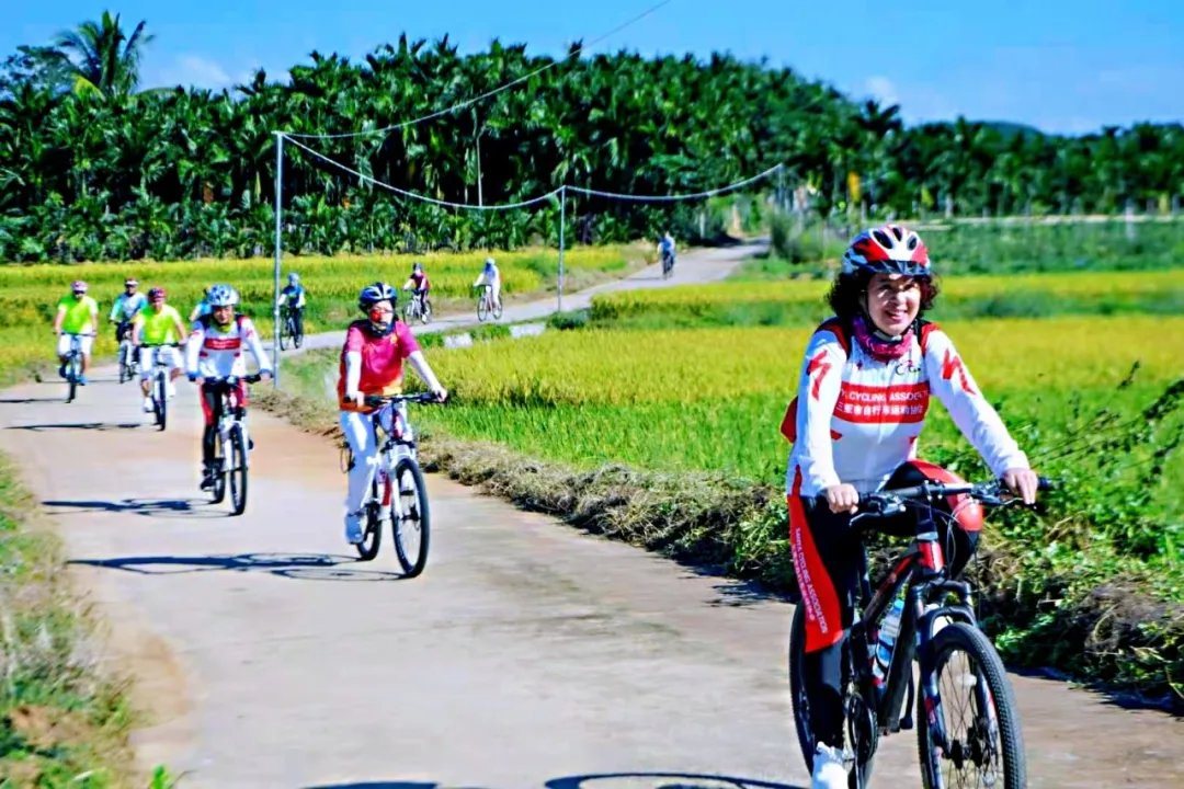 🚴🌈Enjoy a leisurely #bike ride along a 12-kilometer greenway to explore the memories of the Li people at the #Xili Ethnic Cultural Exhibition Hall. 
☕️🍓Afterward, savor a cup of #coffee and indulge in some #fruit-picking fun or stay at a charming guesthouse.
🥰🥰Come and embark on your cultural #journey in Xili Village, #Ledong!

#CulturalLeDong #Hainan #TravelinChina #CulturalHeritage（photo credit：小岛城事)