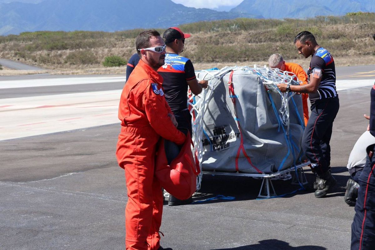 SecCivileFrance's tweet photo. #CycloneChido 🛫 Pour venir en aide aux populations sinistrées, un pont aérien avec le #Dash s'organise aux côtés des avions de l'@EtatMajorFR. 

Initialement prépositionné sur l'île de La Réunion pour la saison des #FeuxDeForêt, cet avion de la Sécurité civile a été reconfiguré pour permettre l'acheminement de matériels et de personnels vers #Mayotte.

✈️ Un second #Dash a pris la direction de #LaRéunion ce matin.