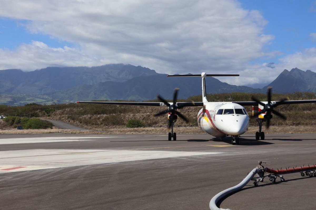 SecCivileFrance's tweet photo. #CycloneChido 🛫 Pour venir en aide aux populations sinistrées, un pont aérien avec le #Dash s'organise aux côtés des avions de l'@EtatMajorFR. 

Initialement prépositionné sur l'île de La Réunion pour la saison des #FeuxDeForêt, cet avion de la Sécurité civile a été reconfiguré pour permettre l'acheminement de matériels et de personnels vers #Mayotte.

✈️ Un second #Dash a pris la direction de #LaRéunion ce matin.