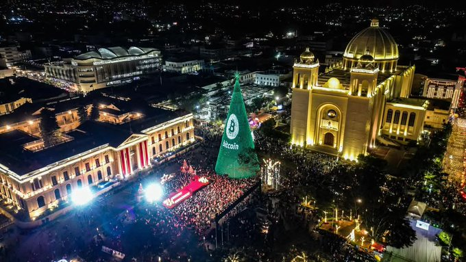 CriptoNoticias's tweet photo. #Bitcoin y navidad en El Salvador 🇸🇻 https://t.co/PySluWCZTd
