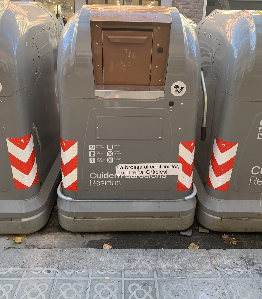 berta_mitjans's tweet photo. Contenidors dissenyats i (col·locats) per a què tothom en pugui fer ús? #sharediversitats #diversitatuoc2 https://t.co/nrWAKcMwTe