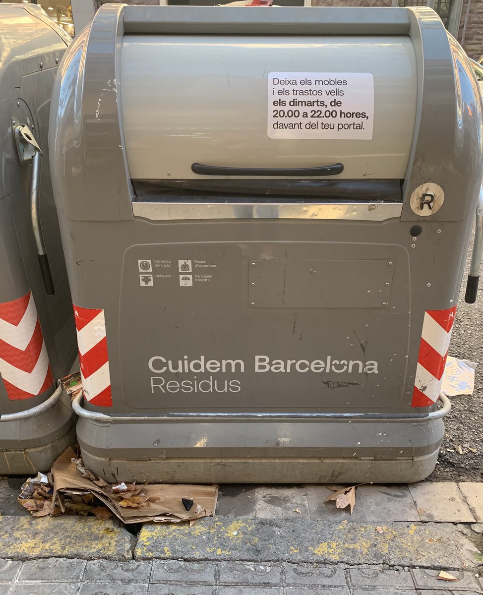 berta_mitjans's tweet photo. Contenidors dissenyats i (col·locats) per a què tothom en pugui fer ús? #sharediversitats #diversitatuoc2 https://t.co/nrWAKcMwTe