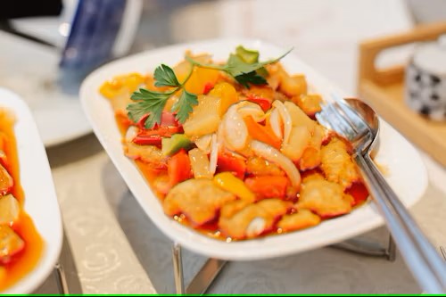 FavoriteCute251's tweet photo. This dish is a visual and culinary delight! The vibrant colors of the vegetables and the tender texture of the meat create a harmonious blend, promising a burst of flavors with every bite. https://t.co/yTolXoY48V