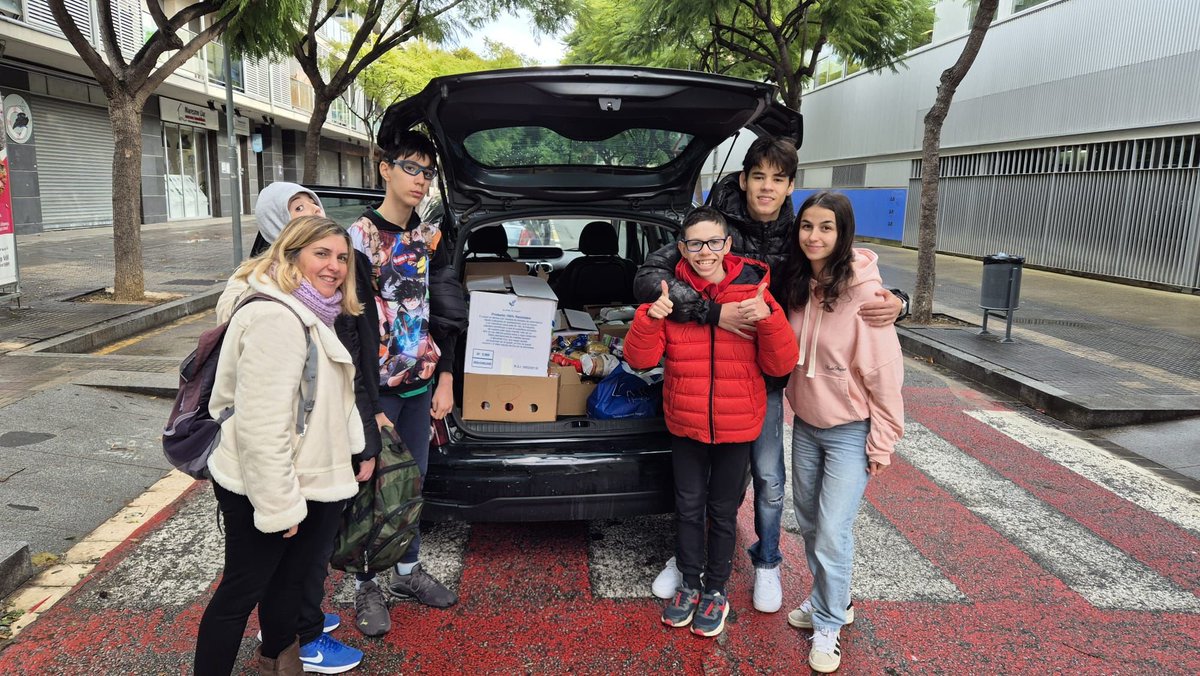 InsPereRibot's tweet photo. Dijous passat vam poder entregar les sis caixes d’aliments que vam aconseguir amb el recapte alimentari en benefici de la Xarxa d’aliments del Maresme. Moltes gràcies a tots i totes per les vostres aportacions!!!
@VilassardeMar @vilassarradio @SSTTMVO @mledesm3 
👏👏👏👏👏👏👏👏 https://t.co/yZ9CCp7NI7