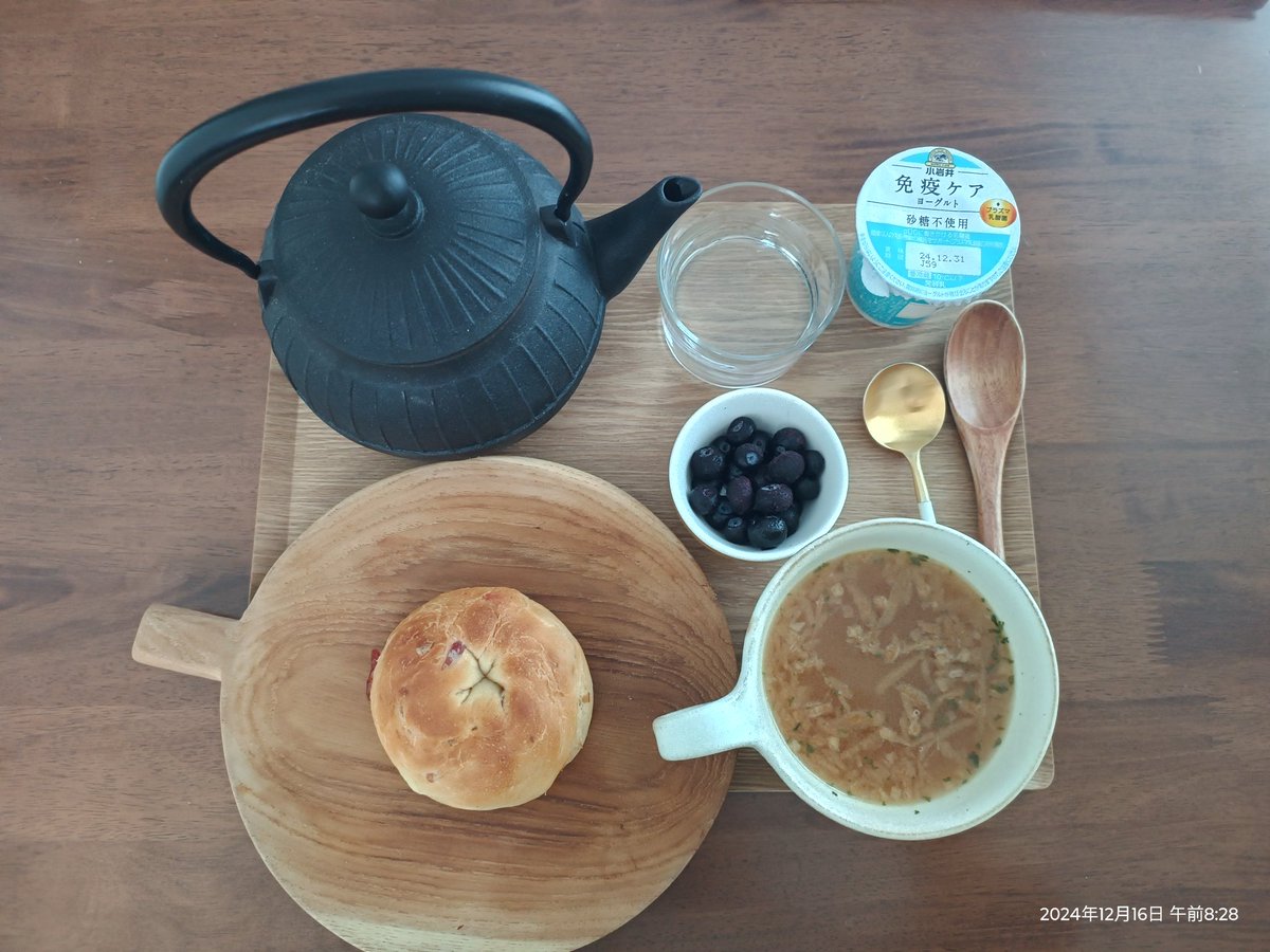 koko_kenkyu's tweet image. 鉄分足りてないな〜と思って久しぶりに南部鉄器取り出してみた。重い。固定武器。画像のパンランチはきのう行った芝公園のレストラン。内容はシンプルなんだけど一品一品おいしくて大満足だった。バゲット買ってきたからワインといただいて、塩分超えたけど幸せ🥰　#saltreduction #hypertension