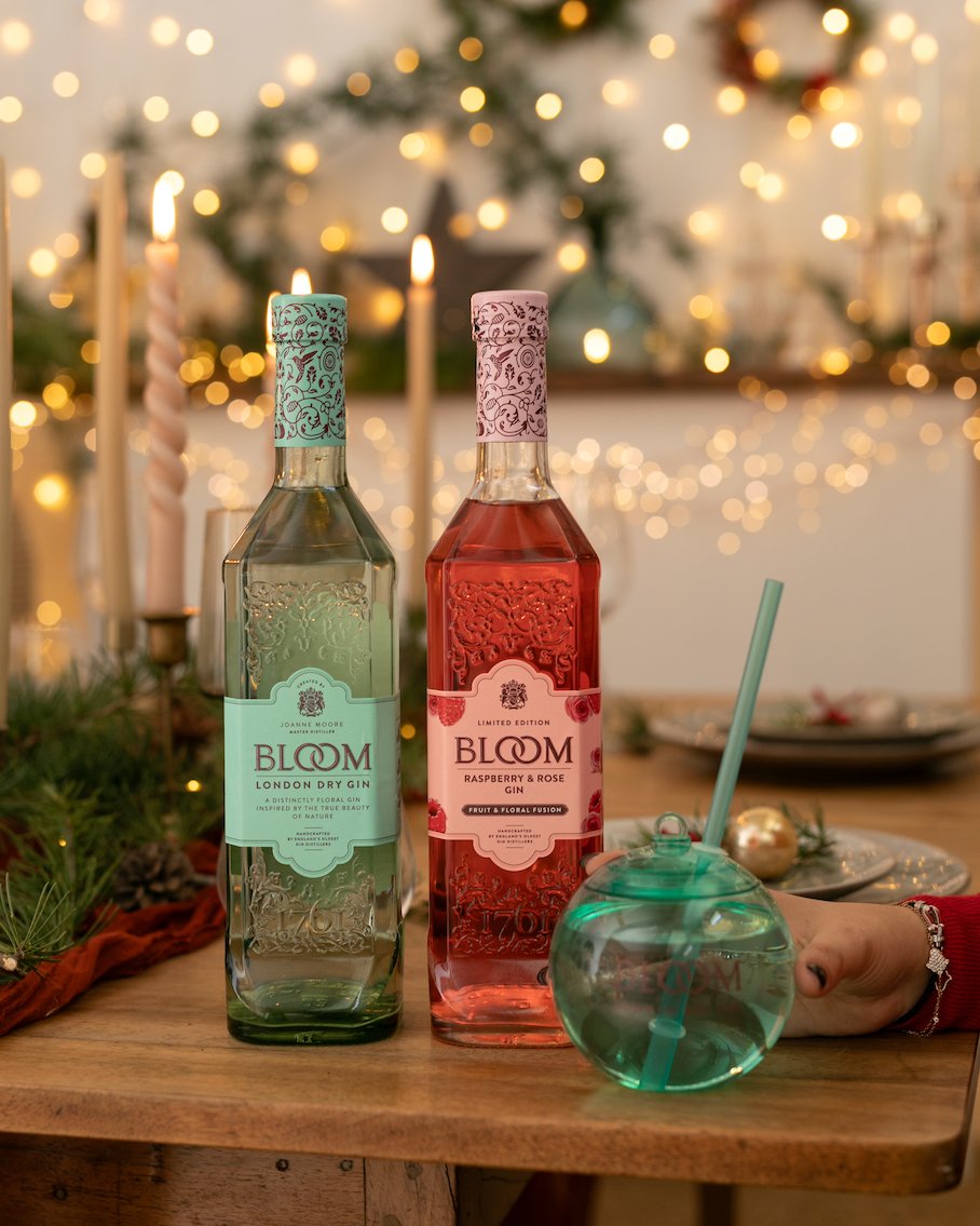 neatandshakenuk's tweet image. 🎀✨ Gin on the go! Buy a bottle of BLOOM Gin and get a free Bauble to add some glam to your tree! #bloomgin #freebauble #ginonthego #neatandshaken #drinkthegoodvibes