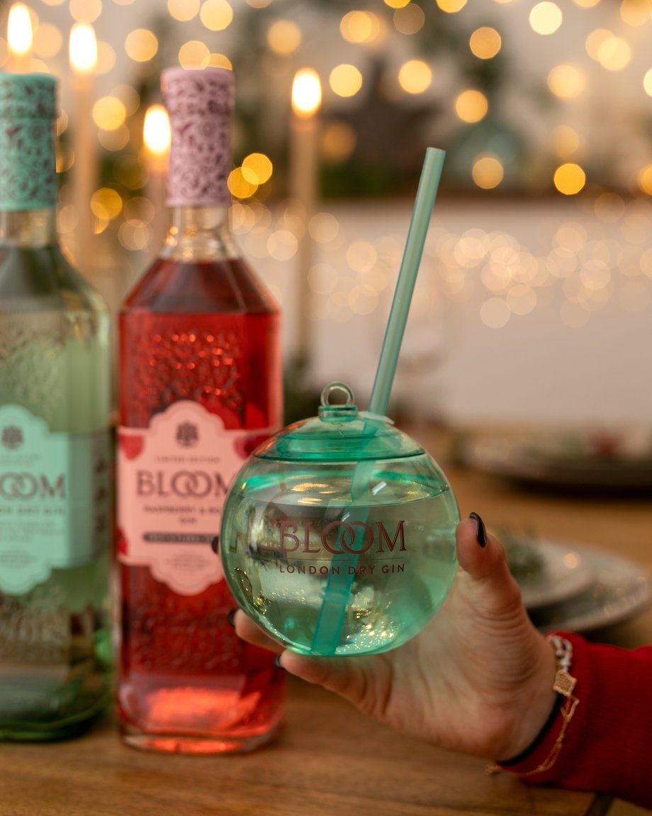 neatandshakenuk's tweet image. 🎀✨ Gin on the go! Buy a bottle of BLOOM Gin and get a free Bauble to add some glam to your tree! #bloomgin #freebauble #ginonthego #neatandshaken #drinkthegoodvibes